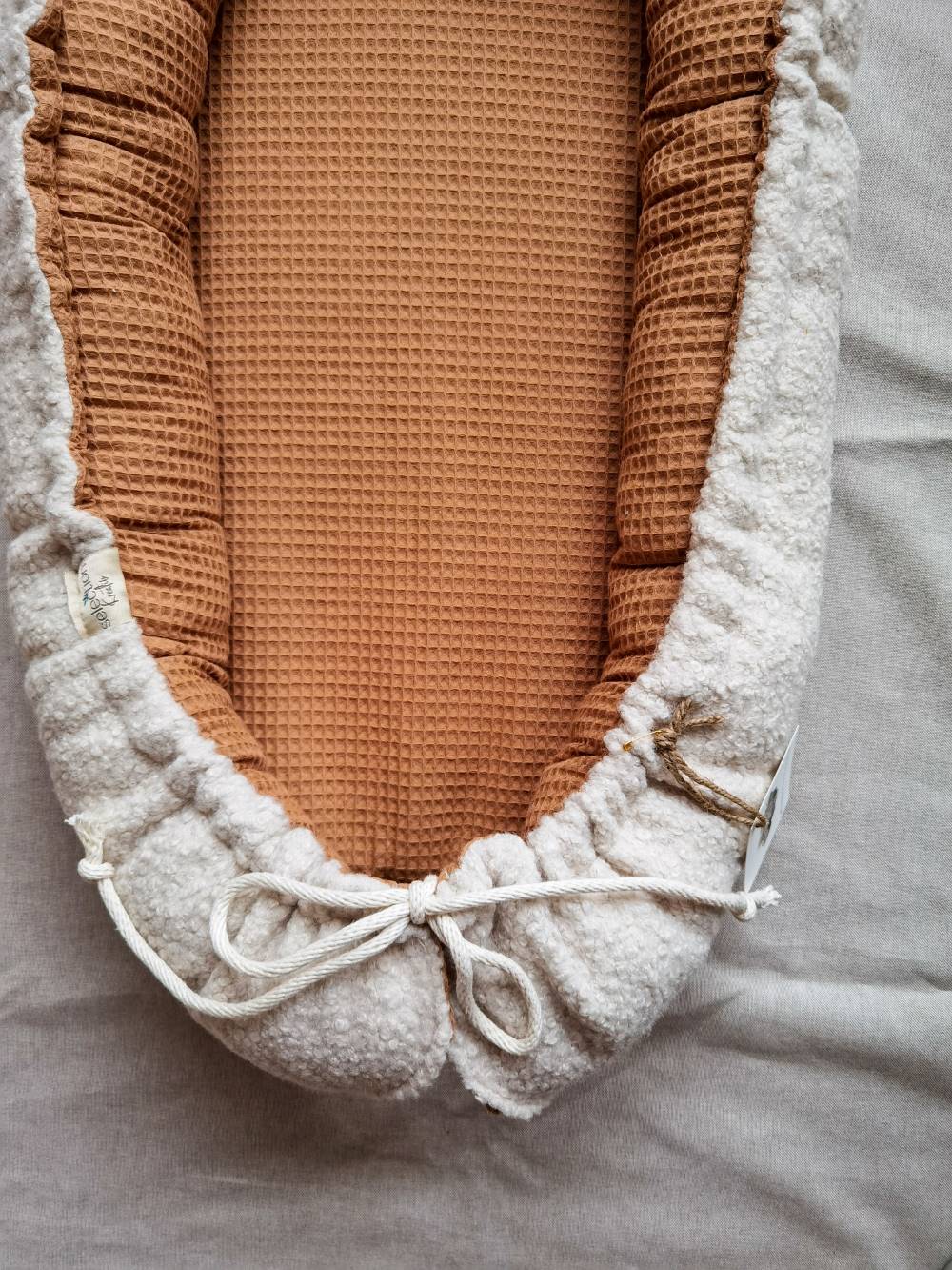 Babynestchen Boucle Kamel
