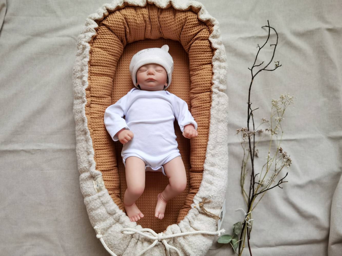 Selectionkreativ - Boucle Babynest mit Baby liegend
