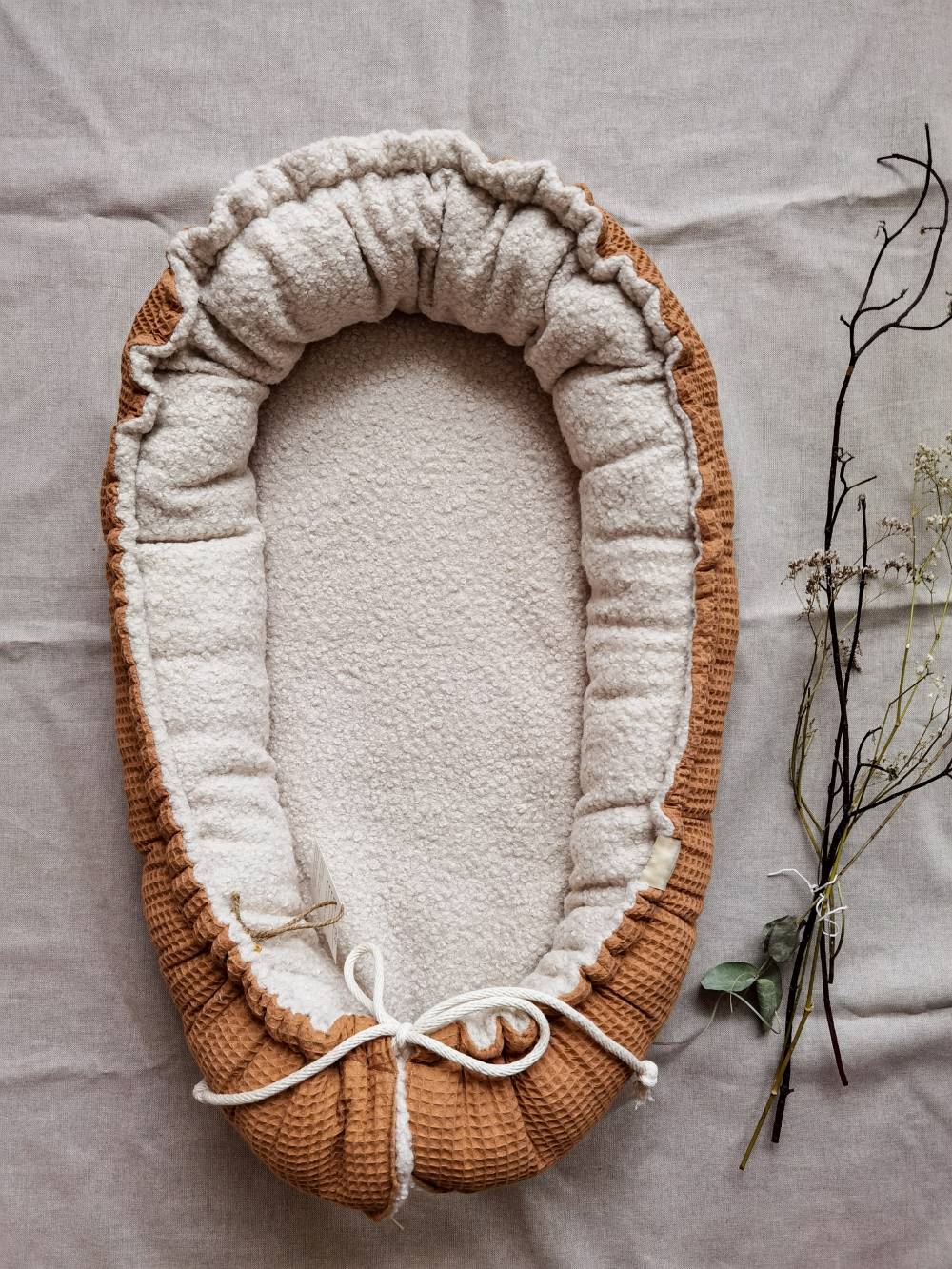 Selectionkreativ - wunderschönes kuscheliges Babynestchen für das Neugeborene. Mit einem tollen Waffelpique Stoff und dem Boucle mit tollen Locken im Gewebe