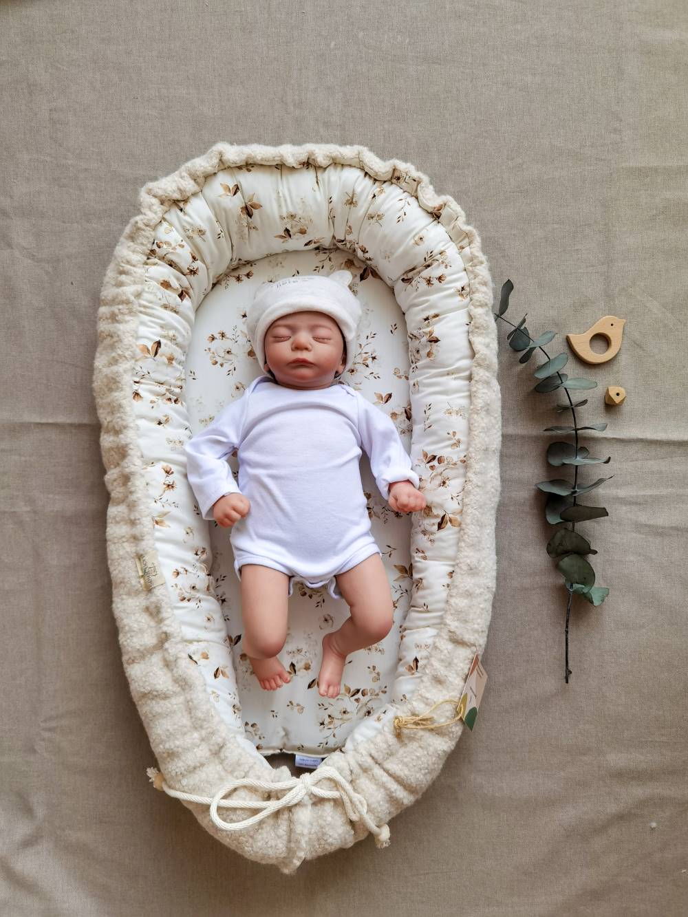 Selectionkreativ - mit Baby im Babynest - das Baby ist in Echtgröße und man kann genau sehen wie schön es in dem Babykokon gebettet ist
