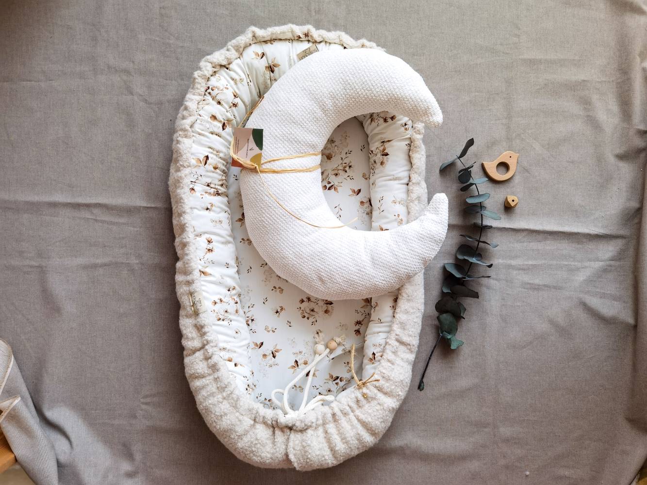 Selectionkreativ Wunderschönes Babynest mit einem Kuschelmond in Waffel Bebe in weiß