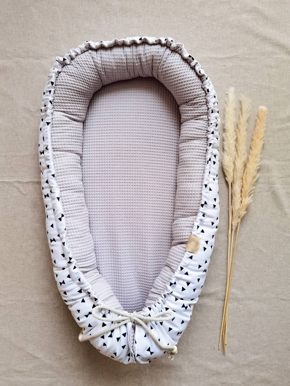 Selectionkreativ - Babynest in Silbergrau und weißem Stoff mit dreiecken