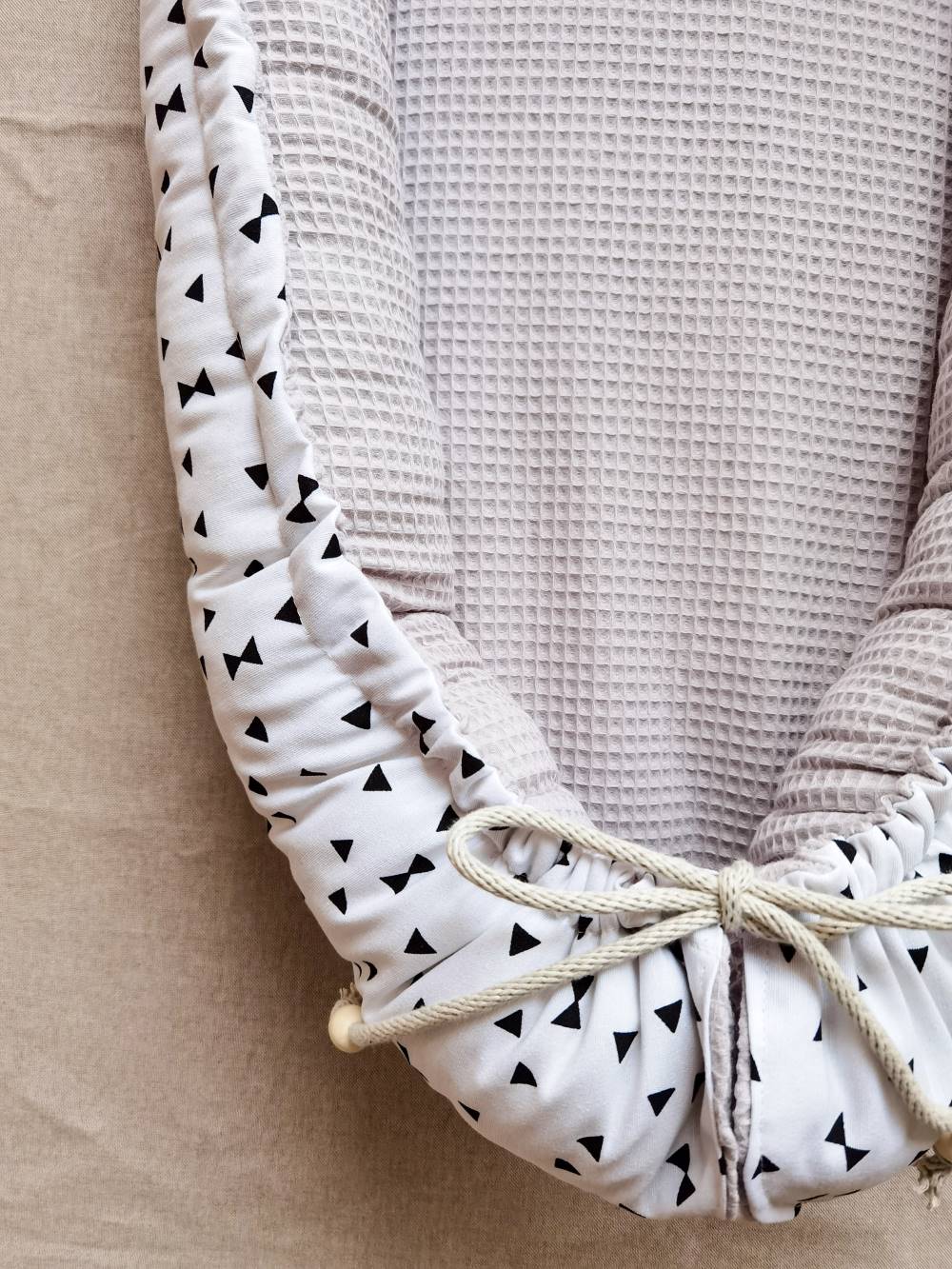 Selectionkreativ - Babynest Nahaufnahme mit Kordel, handgemacht von Silvia Aigner