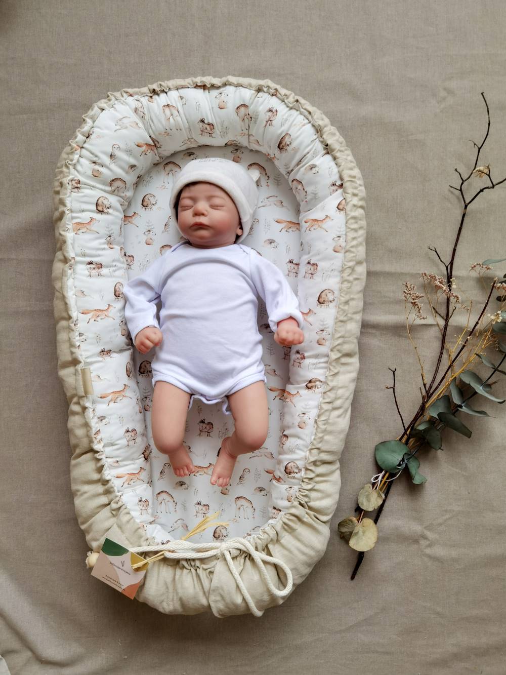 Selectionkreativ - Baby im Babynestchen mit Leinen hellbeige