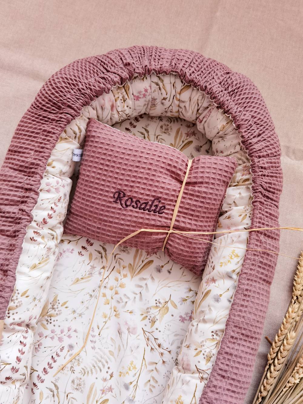 Selectionkreativ - Babynest Altmauve mit Blumenwiese und Zirbenkissen