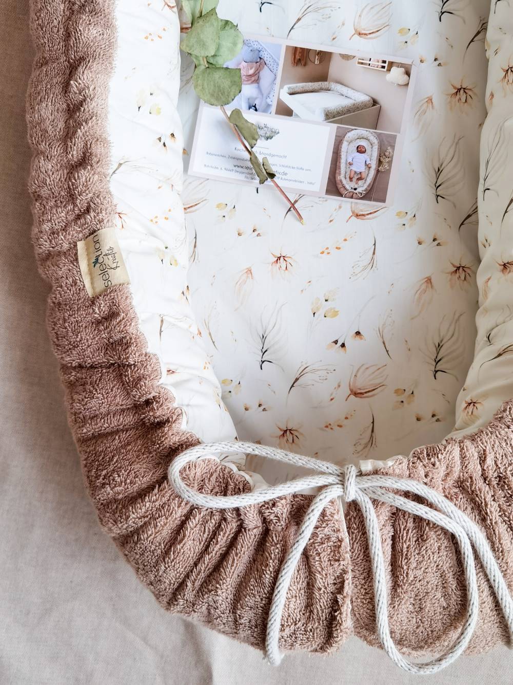 Nahaufnahme von dem kuschelweichen Babynestchen in Frottee Beige
