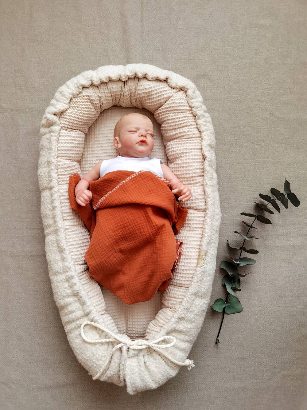 Selectionkreativ - Babynest mit Baby im Babykonkon - super kuschelig