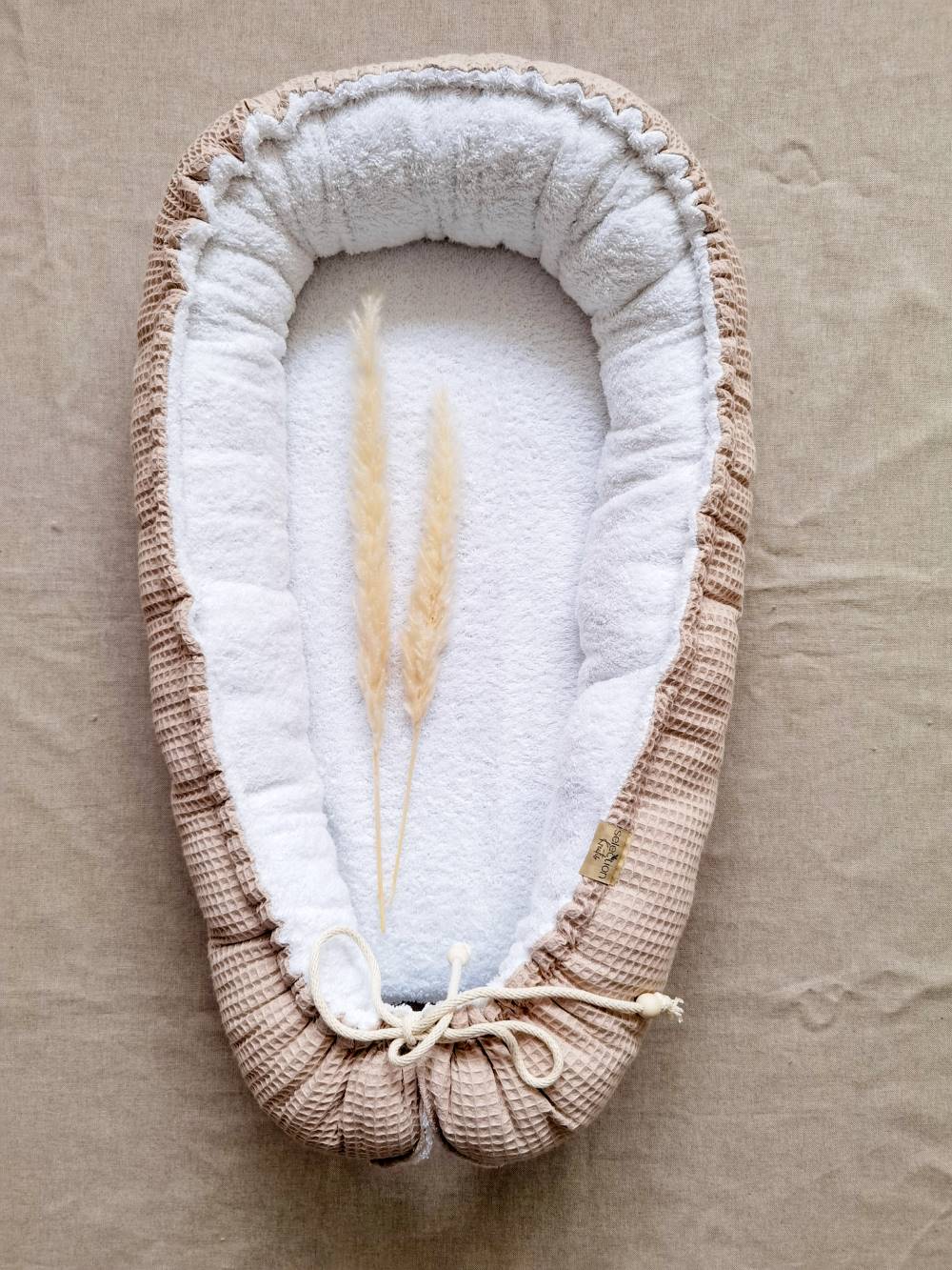 Selectionkreativ - Das Babynest gibt deinem Neugeborenen Schutz. Die beiden Stoffe sind wahnsinnig kuschelig.