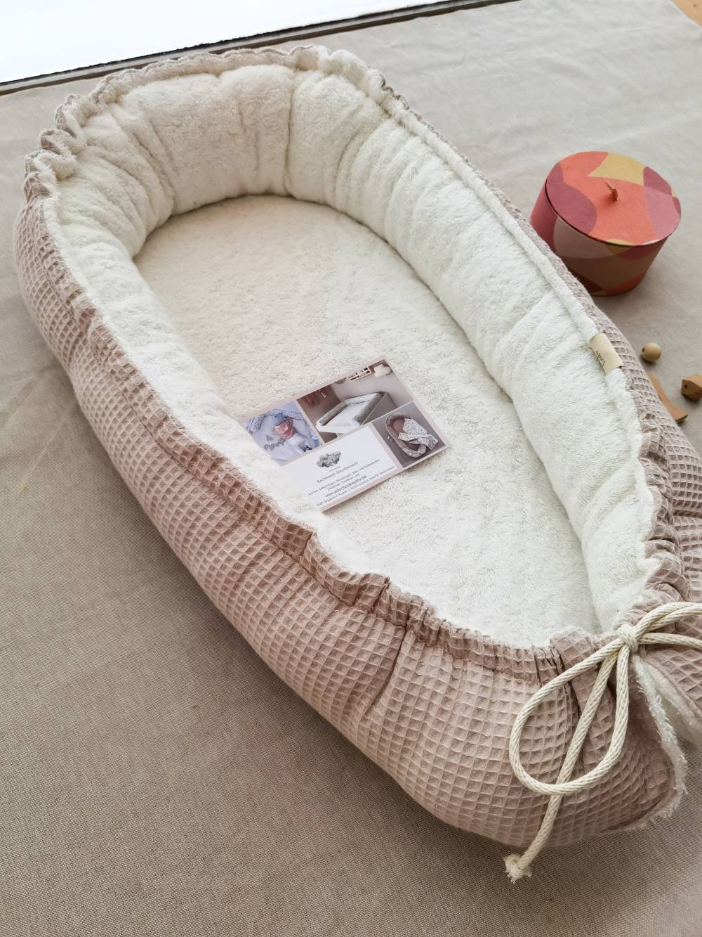 selectionkreativ - Tolles kuscheliges Babynesten. Wohl umringt es das Baby und schützt es vor Luftzug, etc.