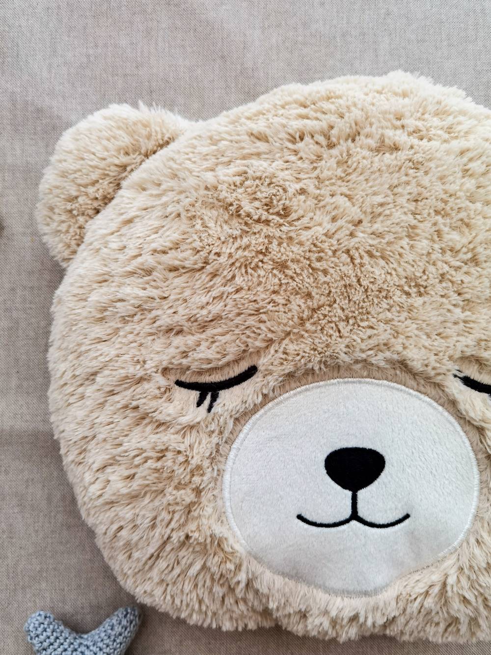 Beiges Kuschelkissen Teddybär in Nahaufnahme