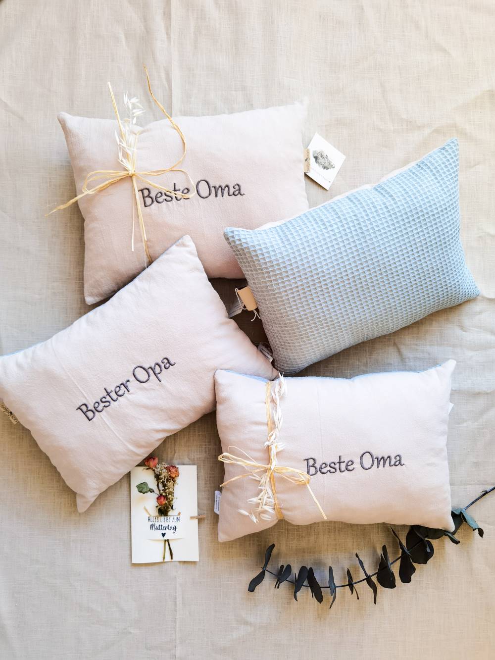 Personalisiertes Kissen "Beste Oma" "Bester Opa" in Waffelpique Meergrün und Baumwollstoff in Silbergrau