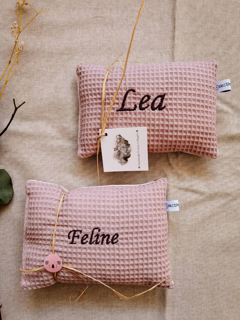 Selectionkreativ - Besticktes Geburtsgeschenk Zirbenholzkissen Waffelpique mit Namen