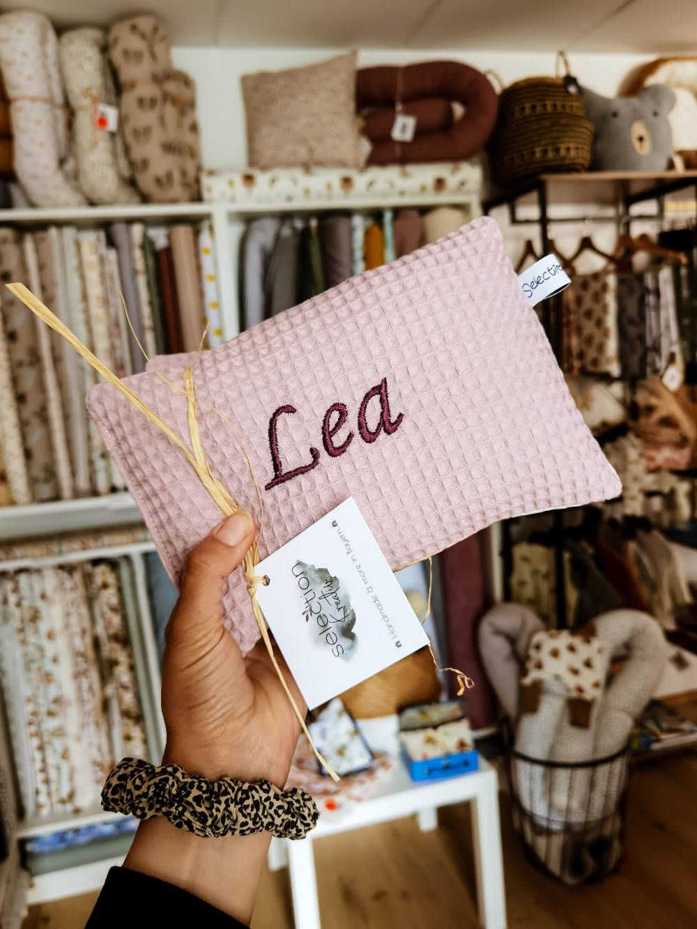 Selectionkreativ - Zirbenholzkissen bestickt mit Rosa Namen von dem Babyladen Selectionkreativ
