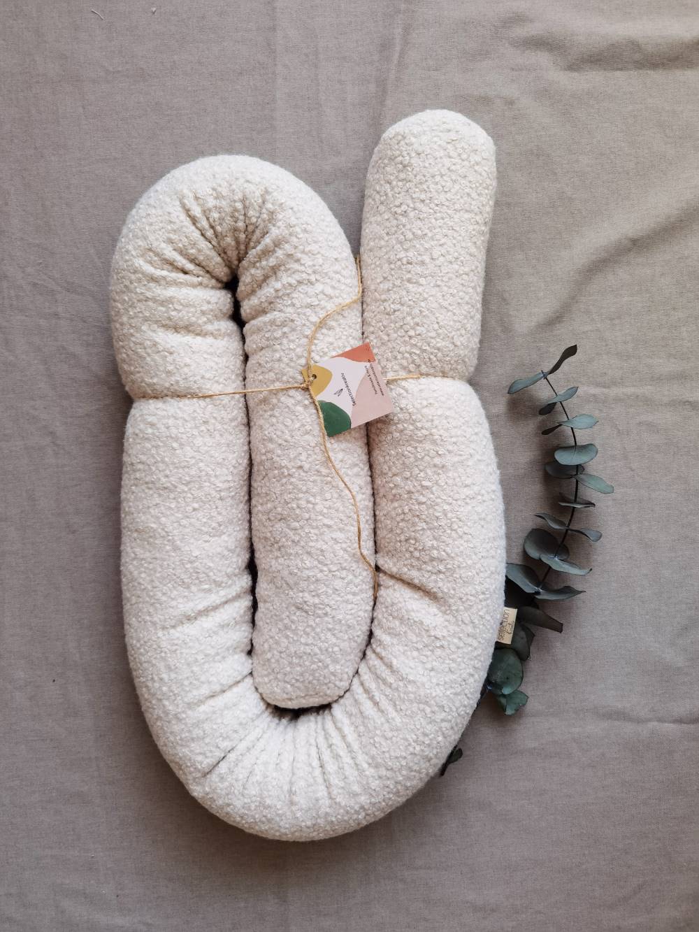Selectionkreativ - Bettschlange aus kuscheligen Boucle Stoff in der Farbe Creme