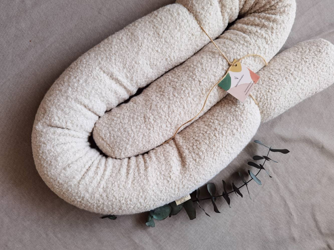 Selectionkreativ - seitliche Aufnahme von dem tollen Stoff Boucle mit Locken in der Farbe Naturell und Logo von Inhaberin Silvia Aigner