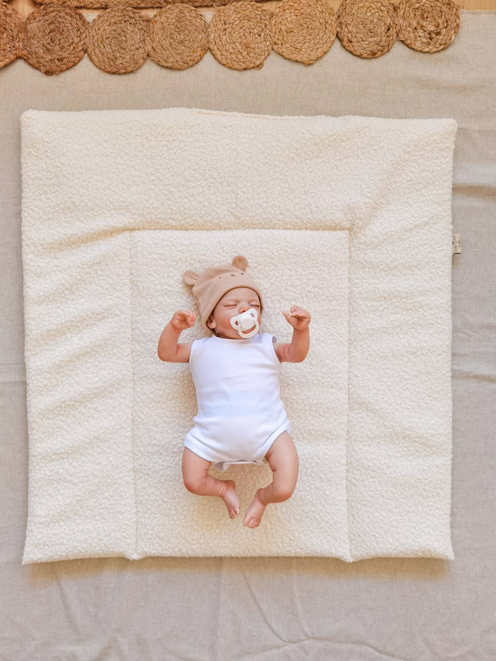 Selectionkreativ - Wickeltischauflage von dem schönen Boucle Stoff in Ecruweiß - super schöne Babyprodukte von dem Kindergeschäft in Ruhmannsfelden