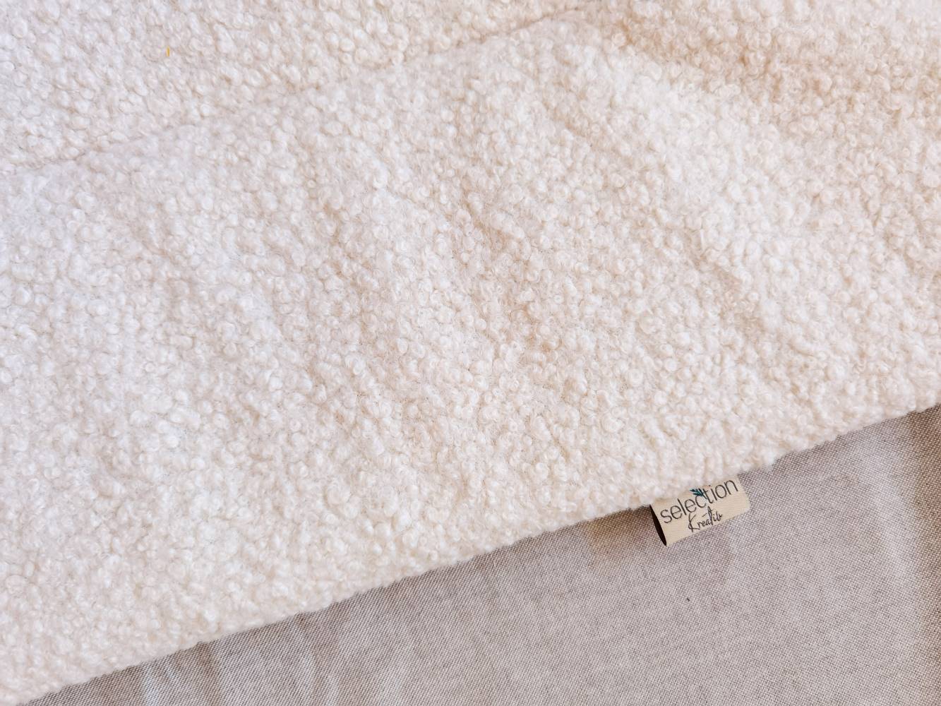 Selectionkreativ - Nahaufnahme von Boucle Ecruweiß und Label