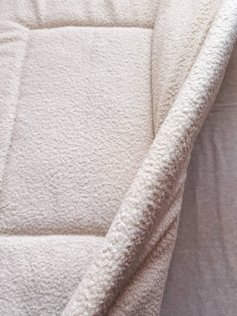 Selectionkreativ - Gefüllt mir einer Volumenvlies Einlage - Tolle Boucle Krabbeldecke in Ecru