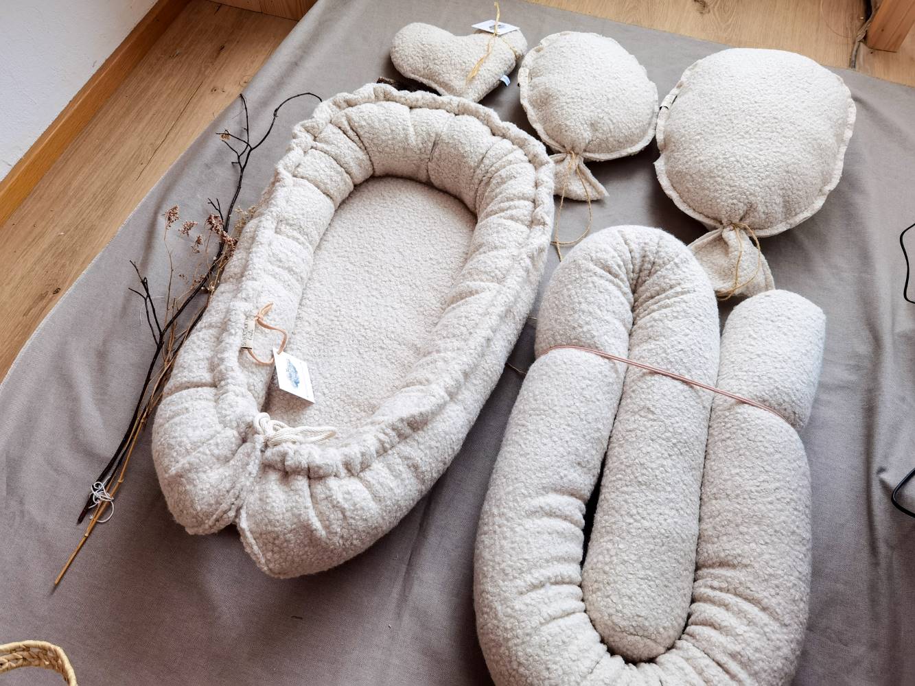 Selectionkreativ - Geschenke Set in Boucle Ecru mit Bettschlange und Kissen