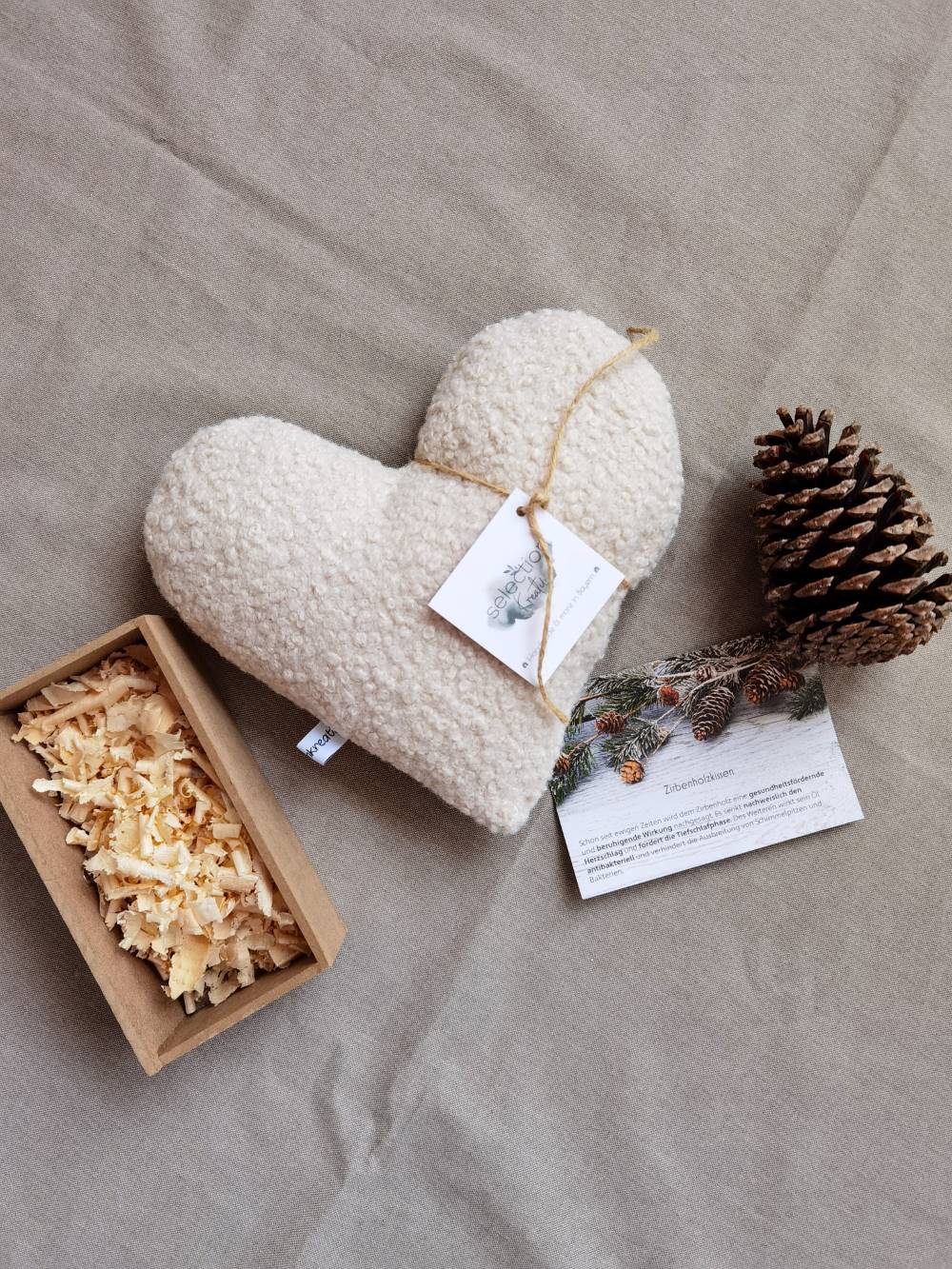 Zirbenholzkissen in Ecru von Selectionkreativ - damit dein Baby super schlafen kann