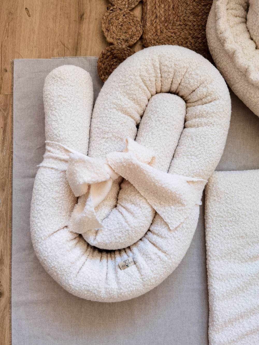 Selectionkreativ - Boucle Bettschlange in einem schönen Ecru Cremeweiß von dem Babyladen in Ruhmannsfelden