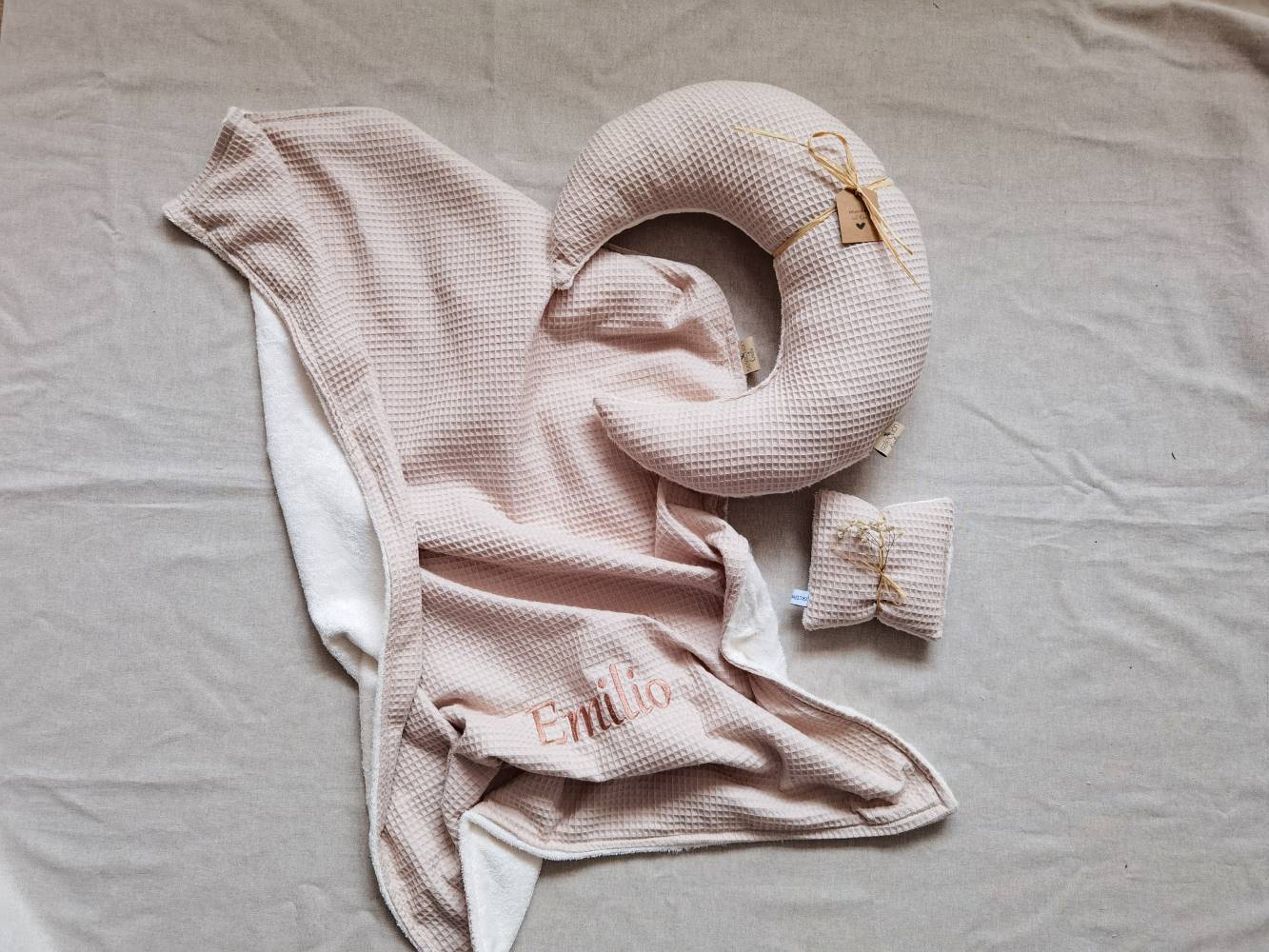Mond Nordic von Selectionkreativ mit passender Babydecke und Zirbenholzkissen - ein tolles Geschenk zur Geburt