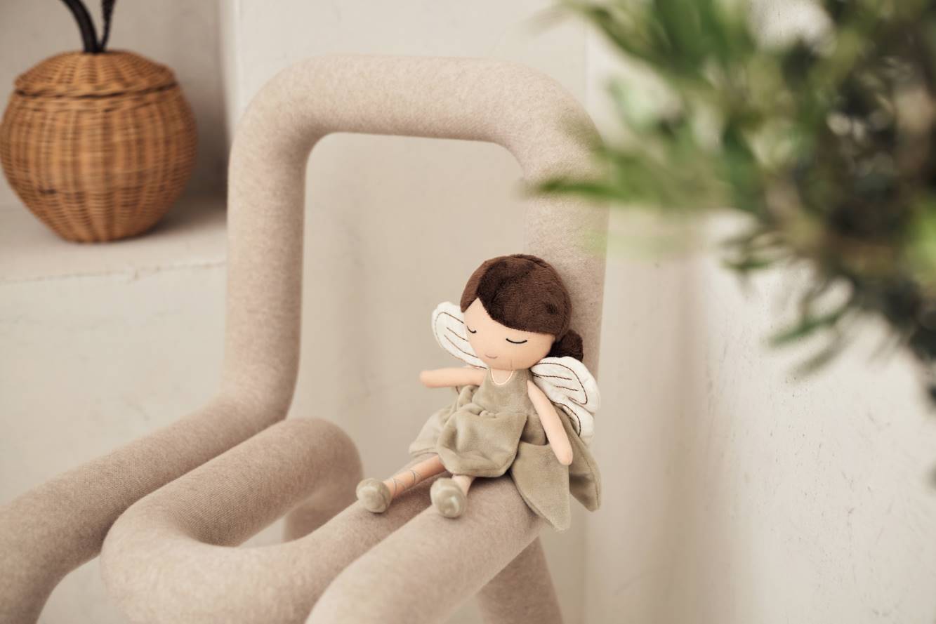 Selectionkreativ - Stoffpuppe Mint sitzend am Stuhl