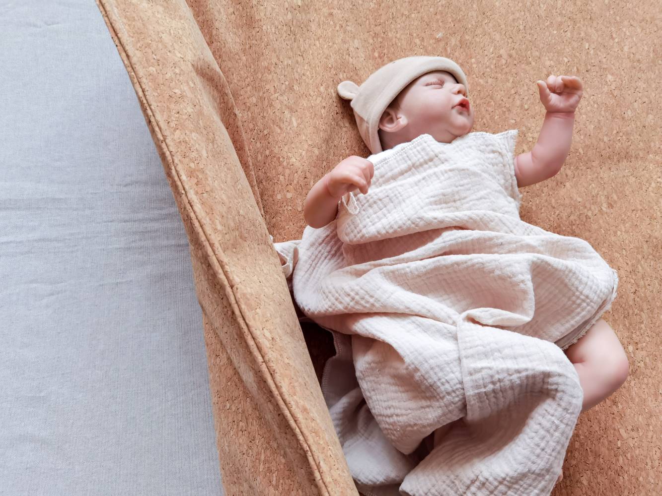 Selectionkreativ - Nahaufnahme mit Baby von dem tollen weichen Korkstoff - Wickelauflage Kork