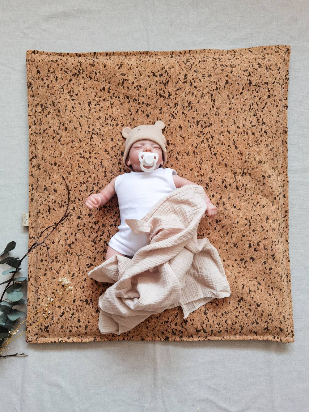 Selectionkreativ - Wickelauflage in dem schönen Kork Design mit Baby