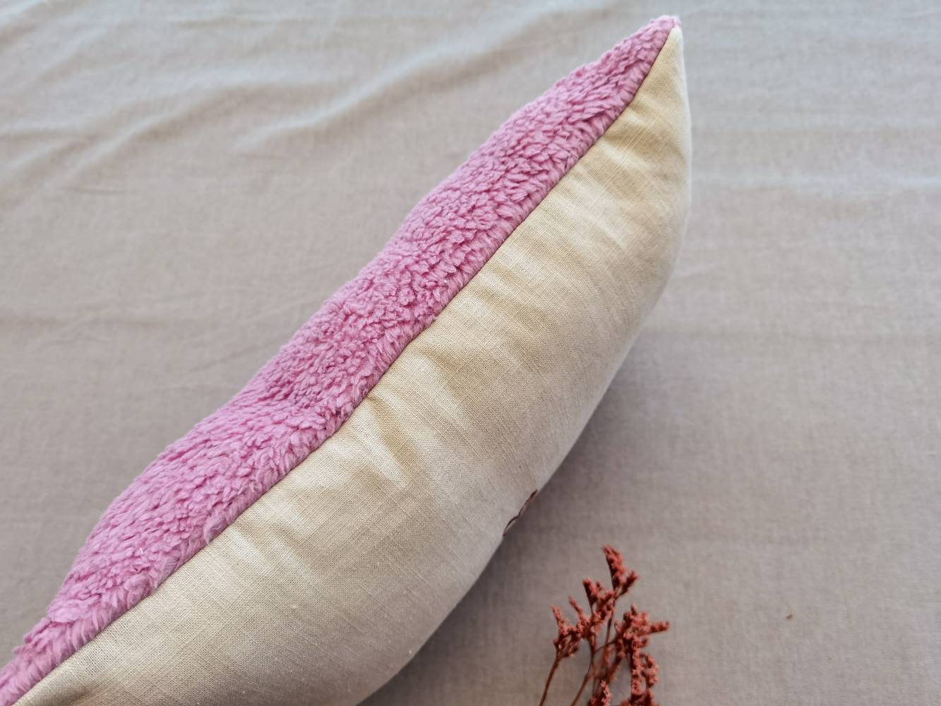 Selectionkreativ die Kehrseite von dem Zirbenkissen ist in einem weichen teddystoff in der Farbe Himbeere, super kuschelig und weich