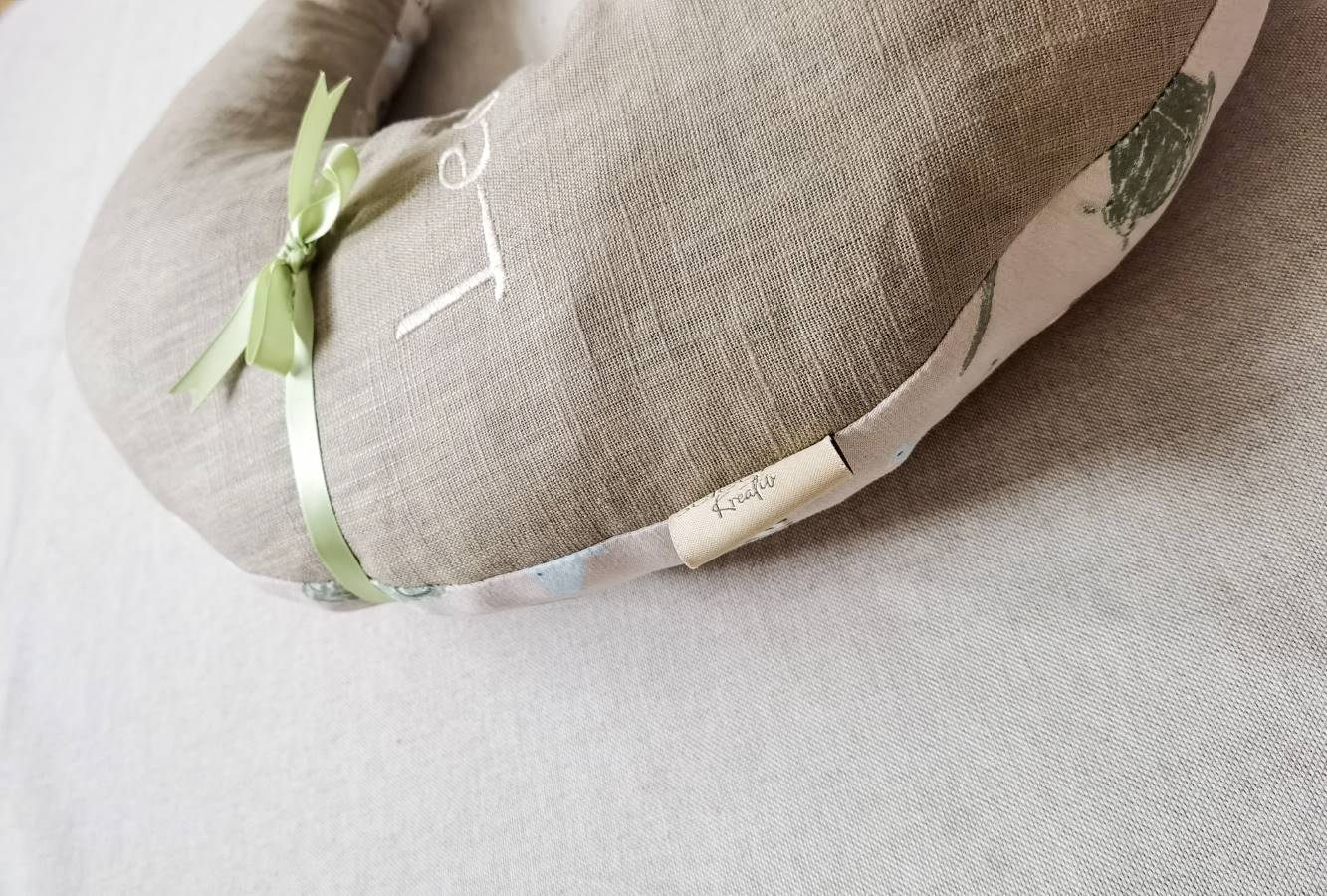 Mondkissen Safari seitliche Ansicht von dem Safarimondkissen was als Kuschelkissen verwendet werden kann.