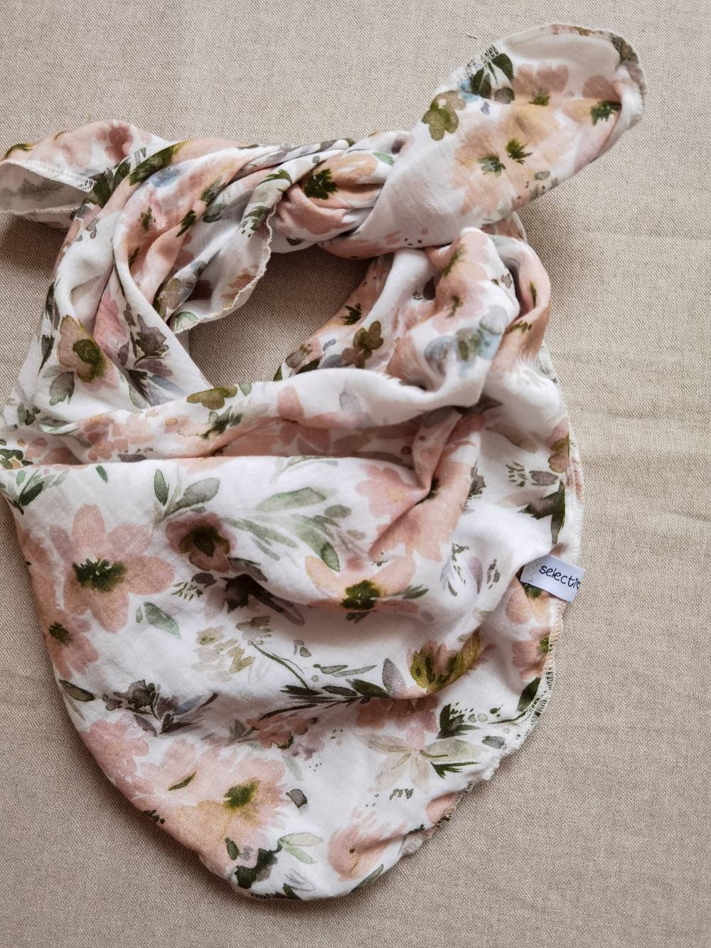 Super schönes Musselintuch mit Rosa Blumen von Selectionkreativ in Deggendorfer Babyladen