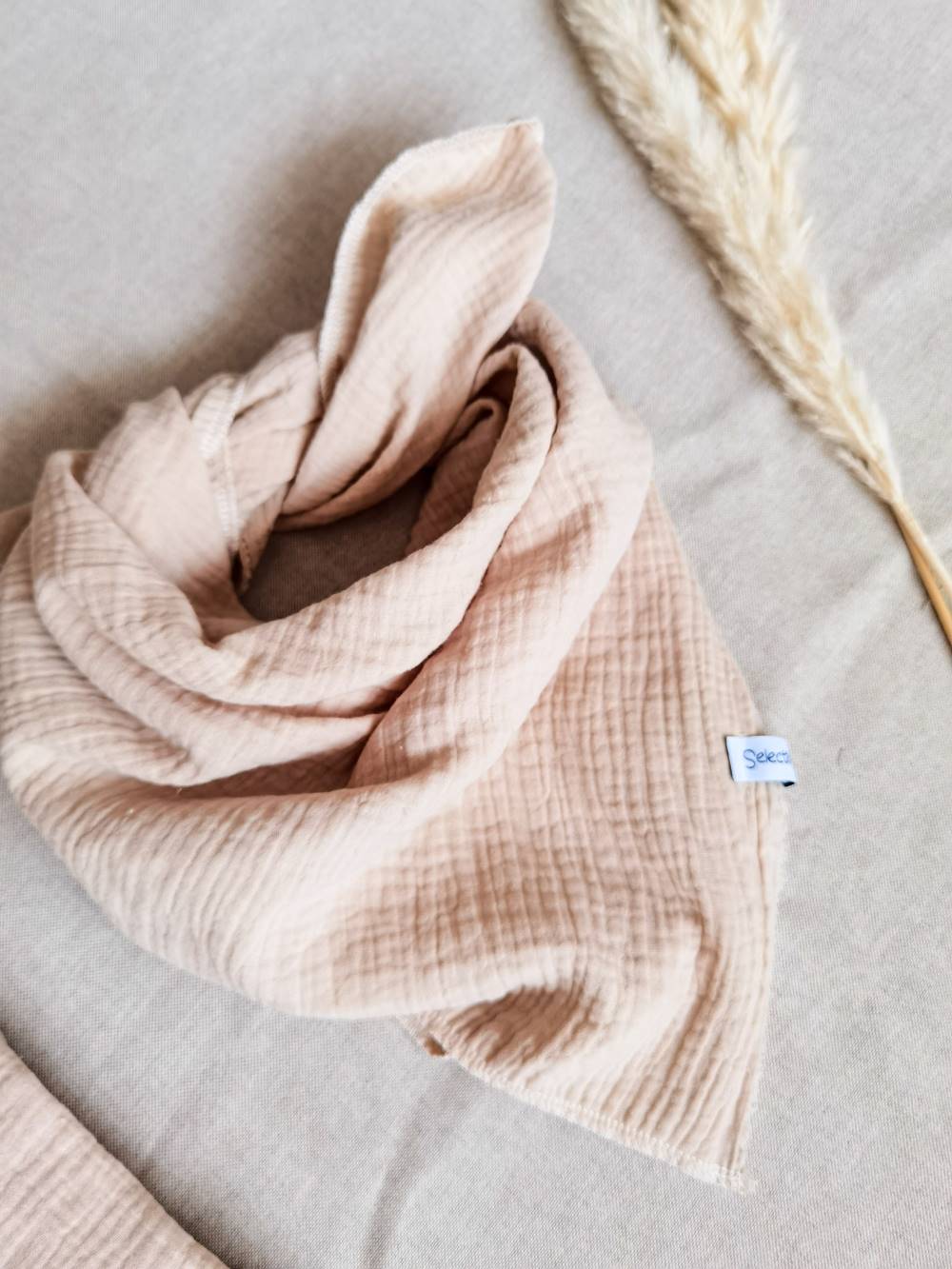 Selectionkreativ - Nahaufnahme mit dem label von Silvia Aigner, das Musselintuch in hellbeige passt super zu jedem Baby Outfit
