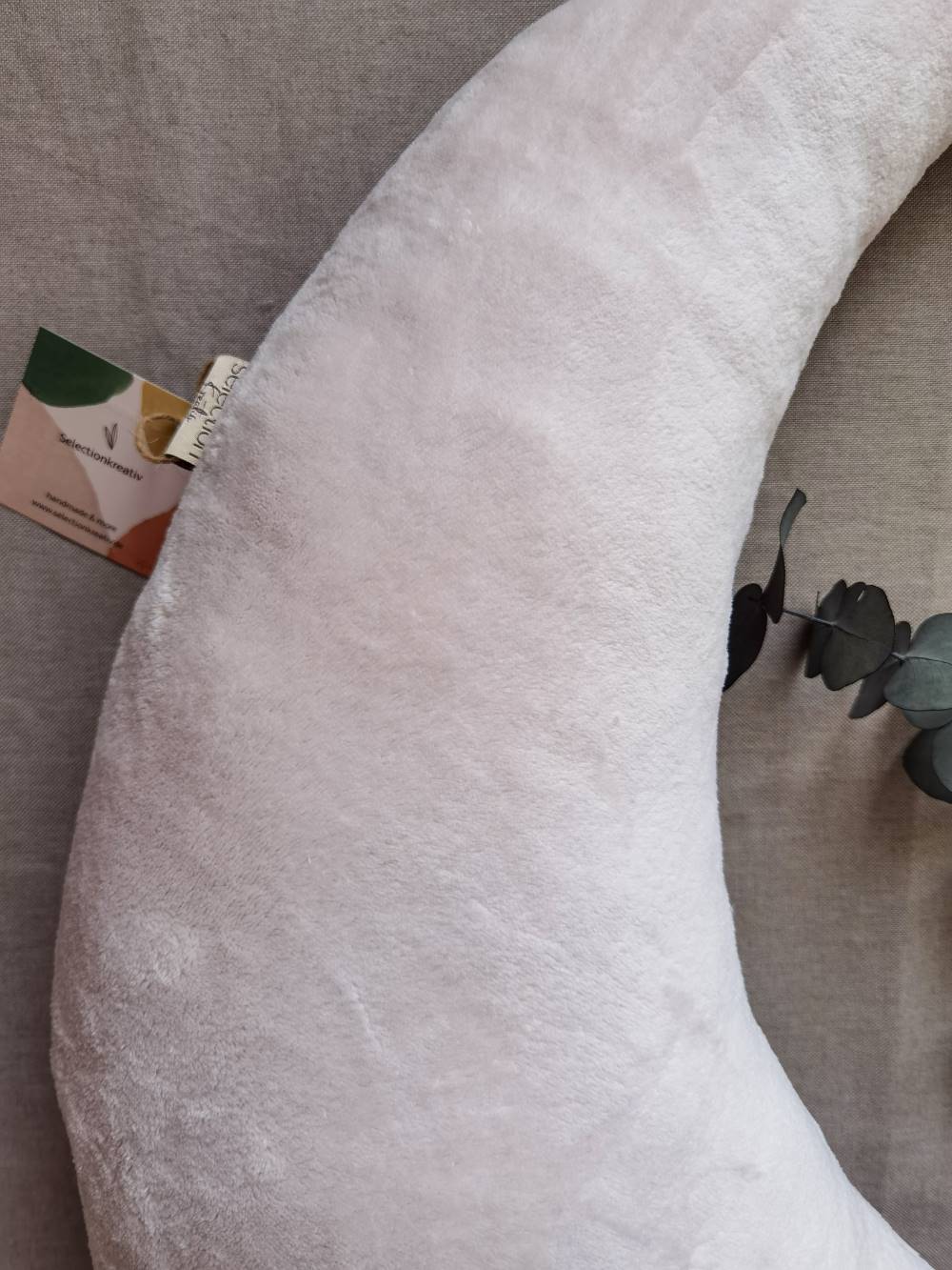 Nahaufnahme von Kuschelmond in hellbeige. Kuschelweicher Fleecestoff in hellbeige