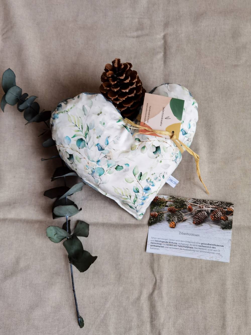 Selecitonkreativ - Zirbenherz mit Eukalyptus Strauss und Minky Fleece