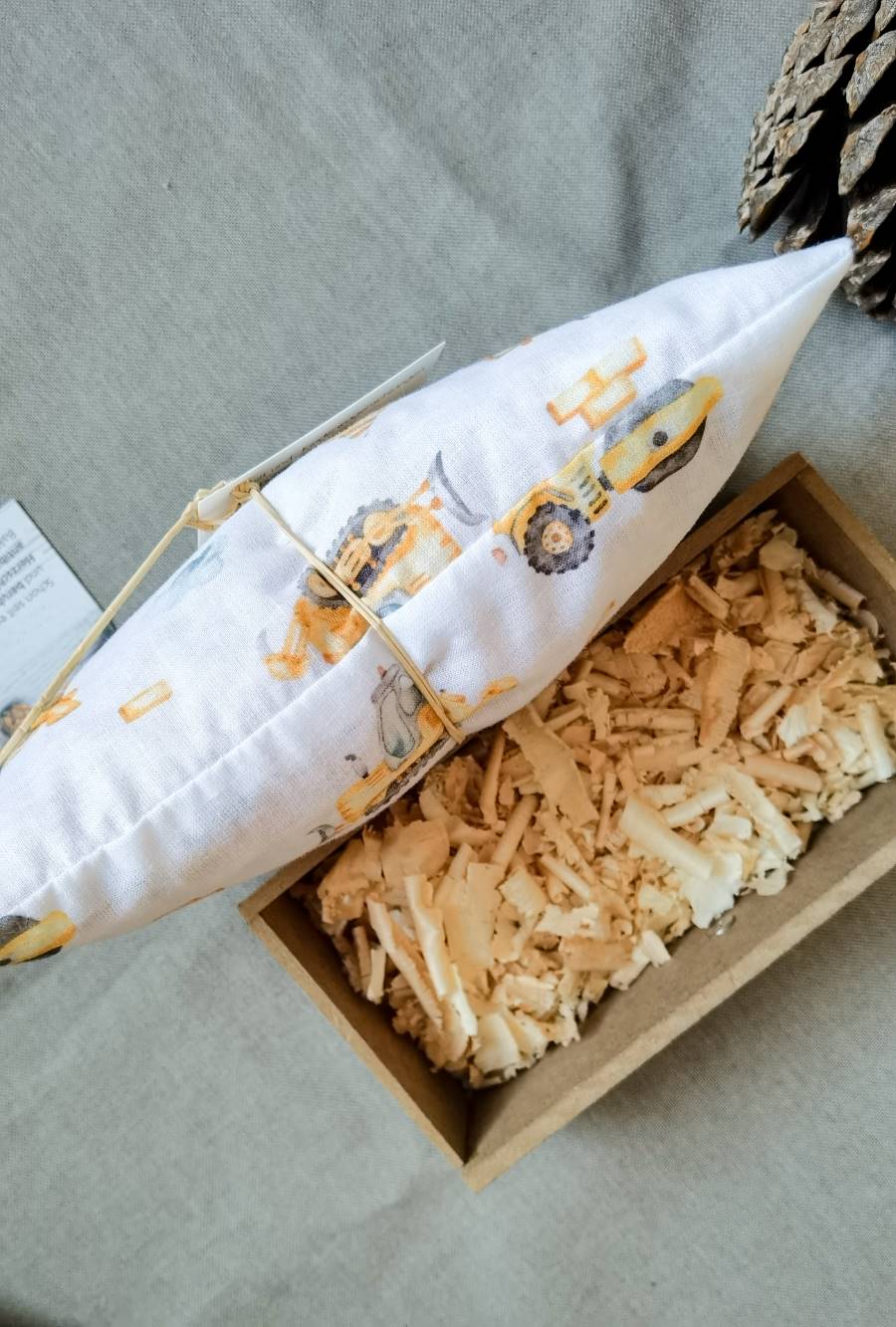 Selectionkreativ - Zirbenkissen mit Baumaschinen und frischen Zirbelspänen
