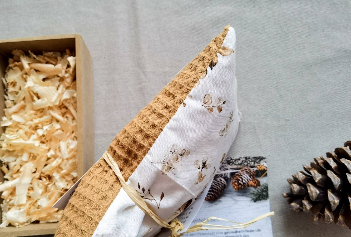 Selectionkreativ - seitliche Ansicht von den Jasminblumen und dem Waffelstoff in Kamel