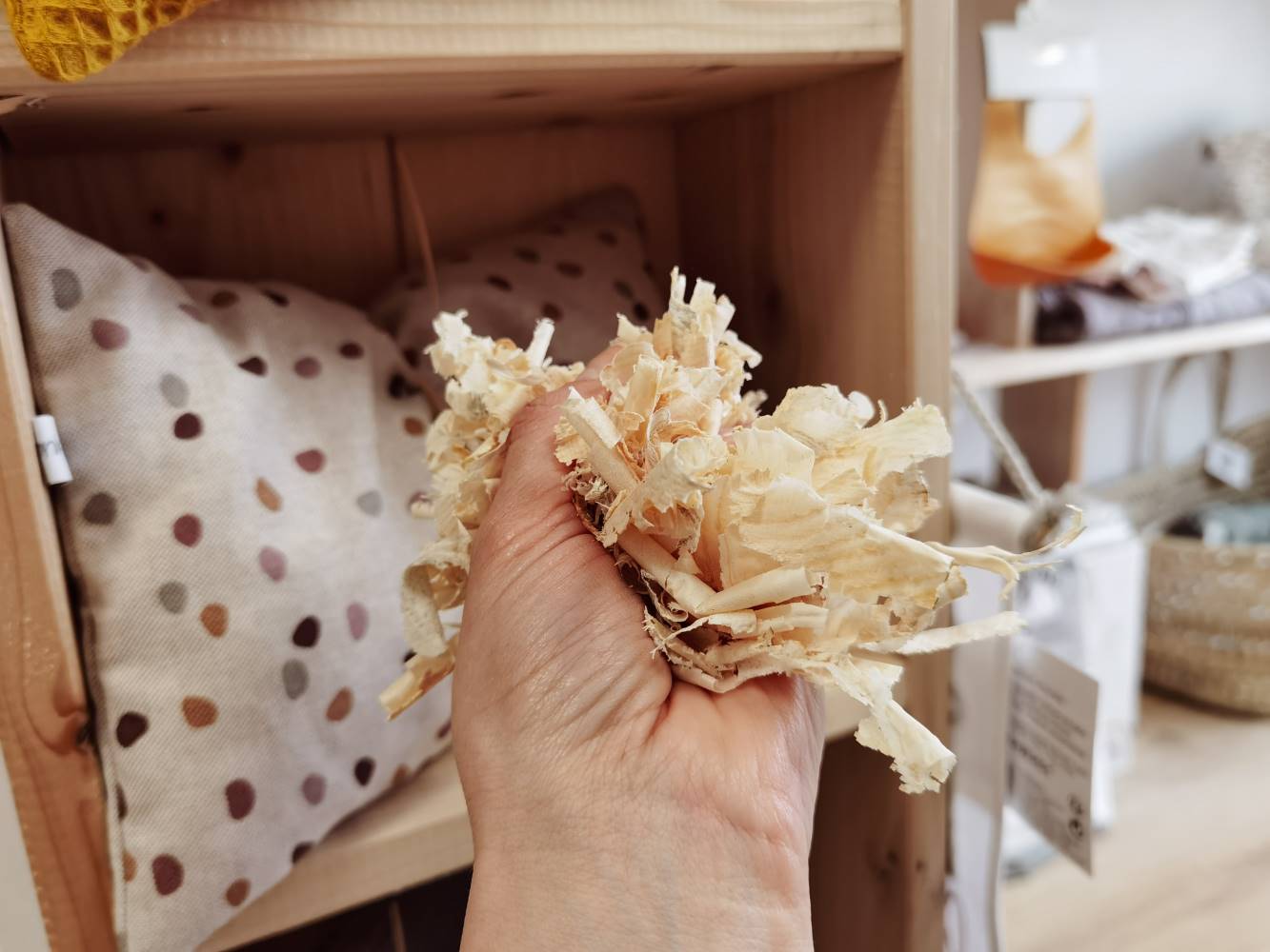 Selectionkreativ - Nahaufnahme von den Zirbenspänen für das Babygeschenk