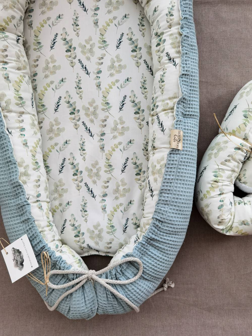 Selectionkreativ - Eukalyptus Zweige Babynest Nahaufnahme mit Kordel