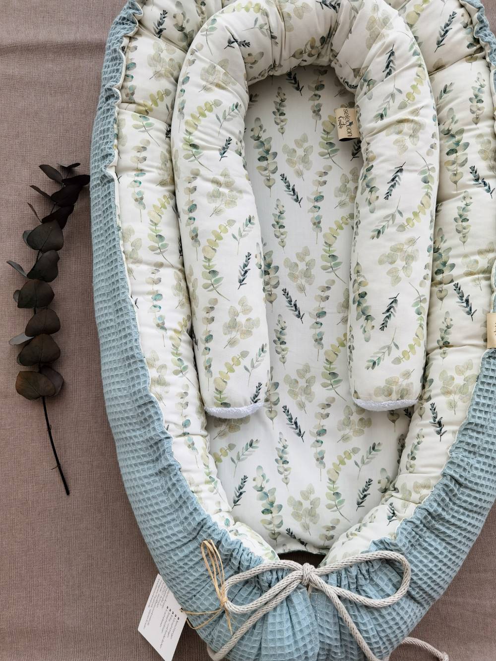 Selectionkreativ - Eukalyptus Zweige Babynest Nahaufnahme mit Kordel und Minischlange