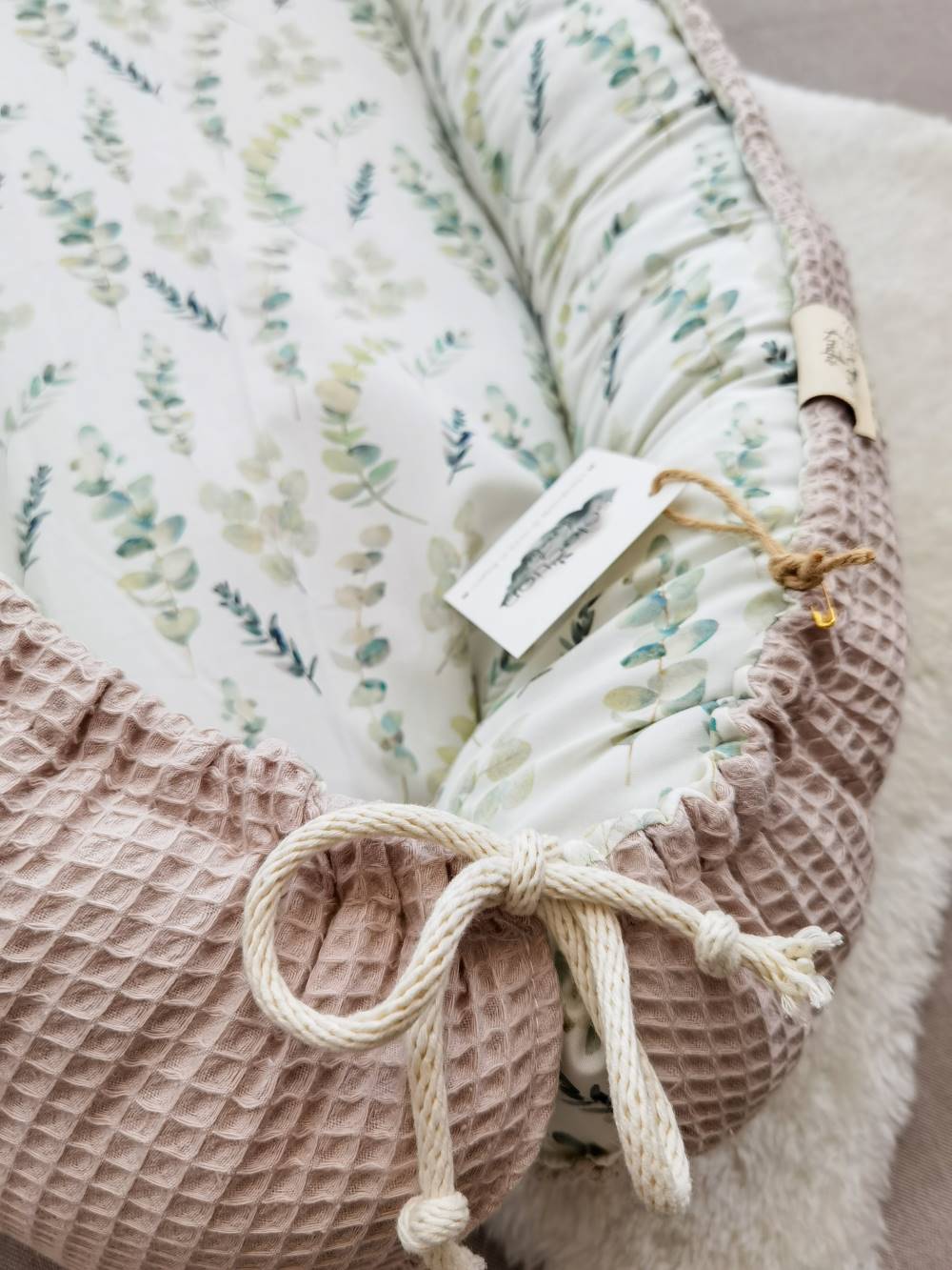 Selectionkreativ - Babynest,nahaufnahme mit Kordelzug und Logo