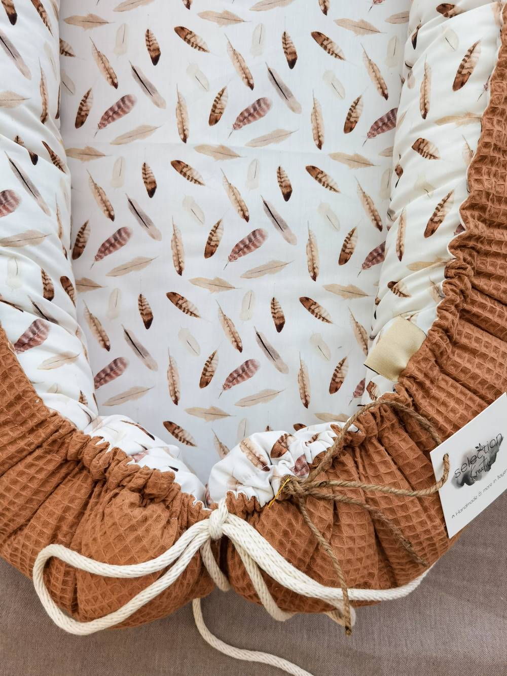 Selectionkrativ - Babynest mit Logo und Kordel