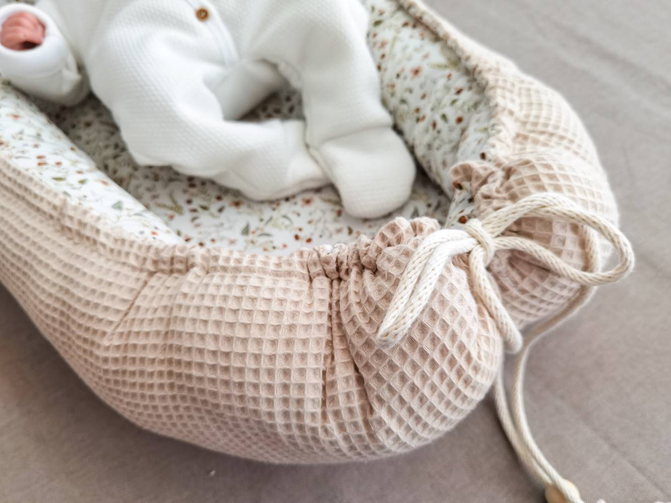 Selectionkreativ - Millefleur Waffelpique mit Kordel und Babyfüßchen