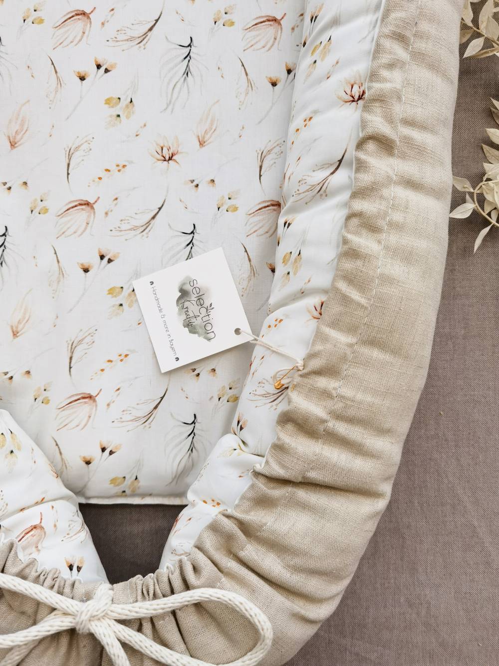 Selectionkreativ - Babynest Flora Leinen mit Kordel und Logo