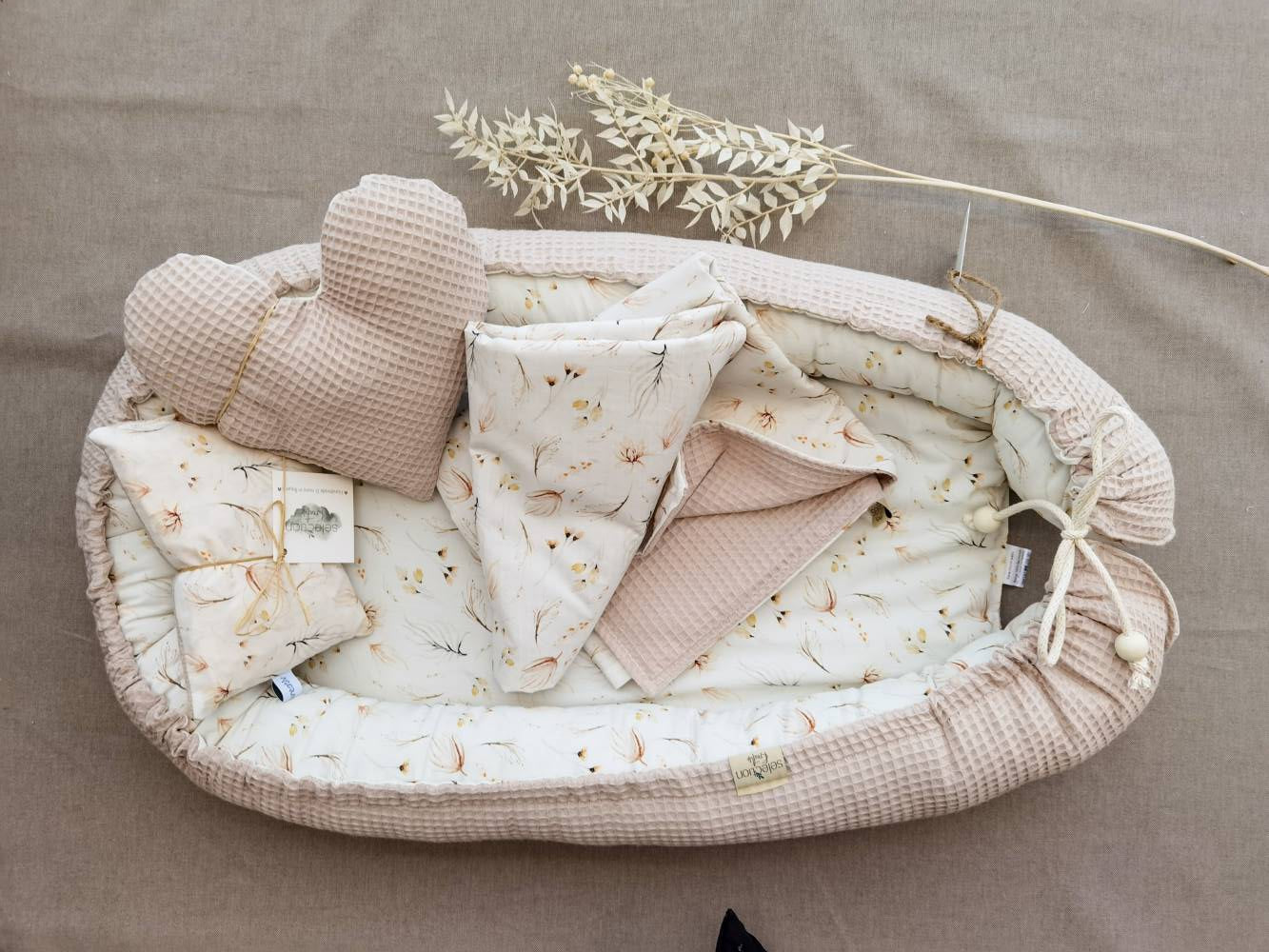 Babynestchen mit Zirbenherz und Decke von Selectionkreativ