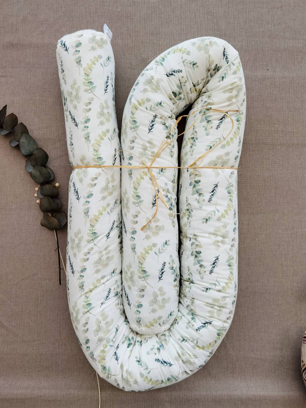 Selectionkreativ - Bettschlange mit Eukalyptus Zweigen in Creme und glatter oberfläche