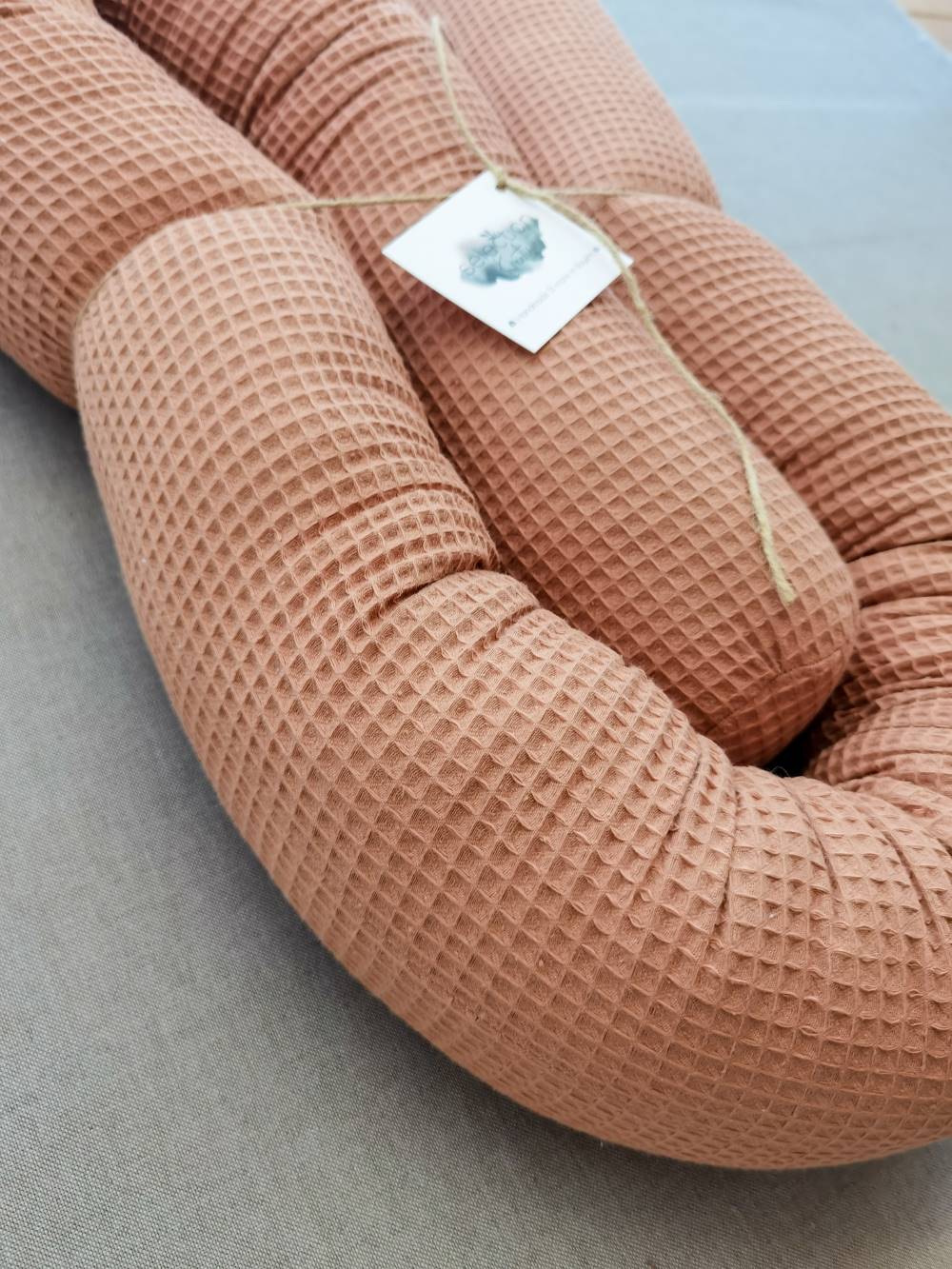 Selectionkreativ - Nahaufnahme eine Bettumrandung mit Logo von Inhaberin Silvia Aigner perfekt für Baby Betten