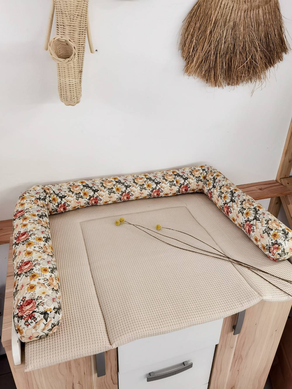 Selectionkreativ - Bettschlange Vintage Flowers auf Wickelkommode im Einsatz