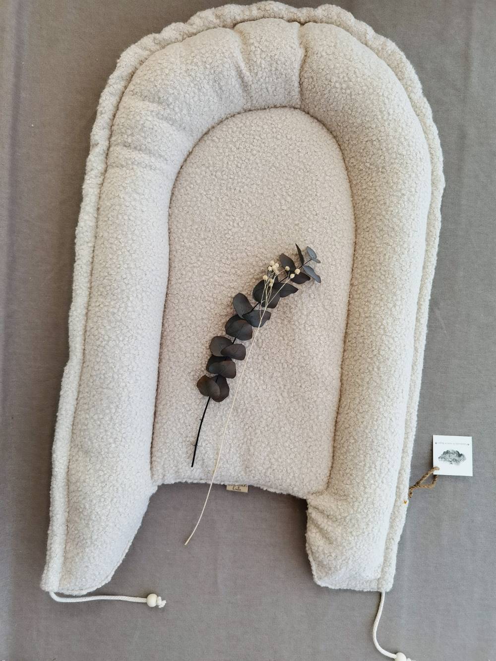 Selectionkreativ - Boucle Nestchen geöffneter Zustand mit Eukalyptusblatt