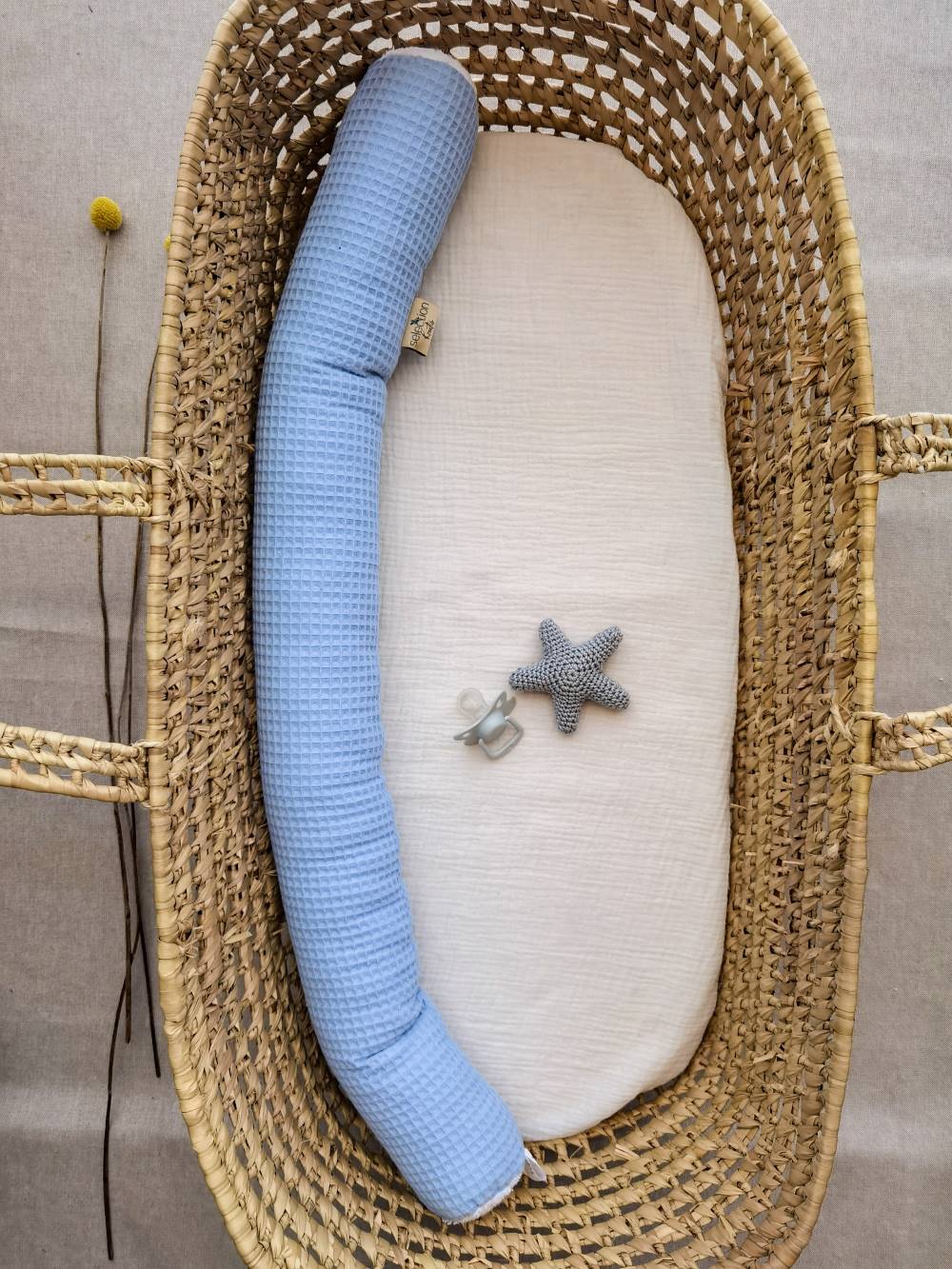 Selectionkreativ - Minischlange Hellblau im Moseskorb mit Trockenblumen